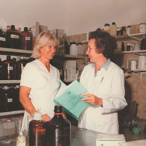 Gertraud Gruber mit Mitarbeiterin bei der Kosmetikproduktion