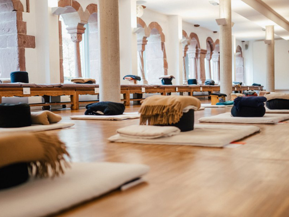 Innenansicht eines Seminarraums im Benediktenhof