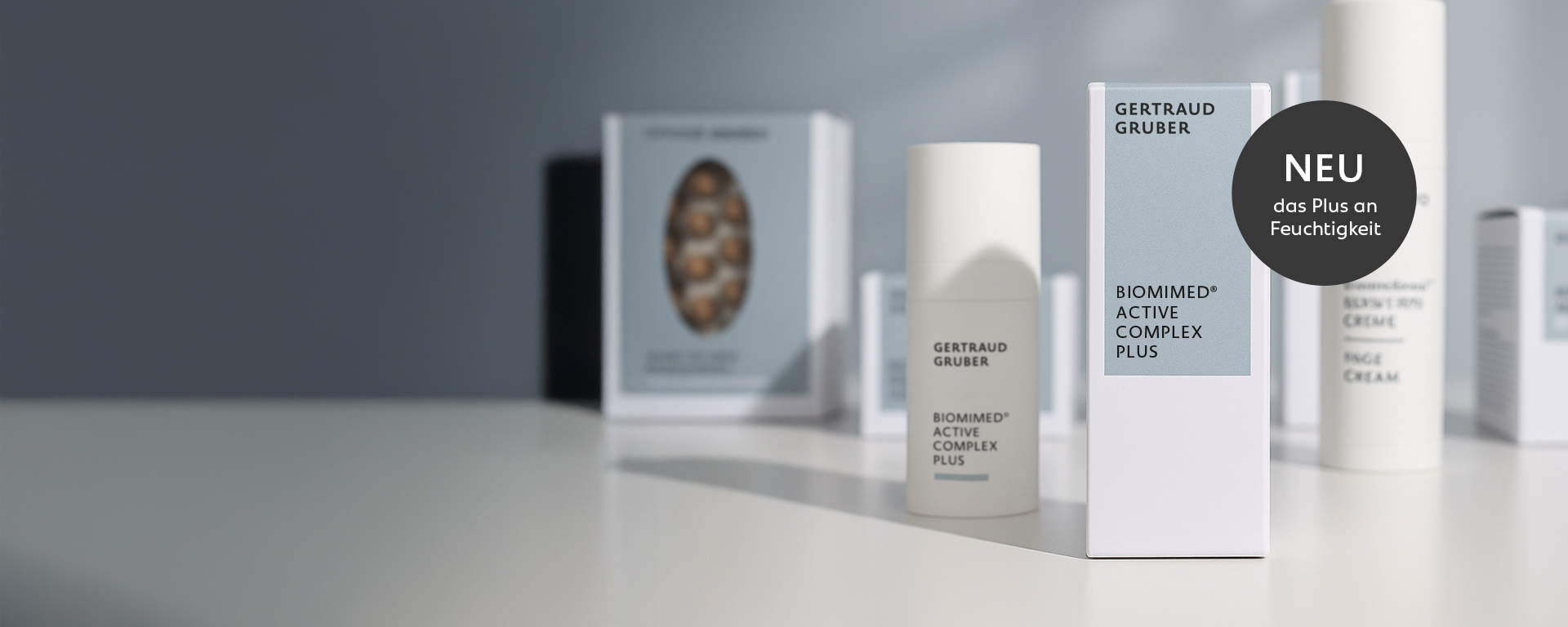 Serie Dermakosmetik mit neuen Produkt Biomimed Active Complex Plus im Vordergrund