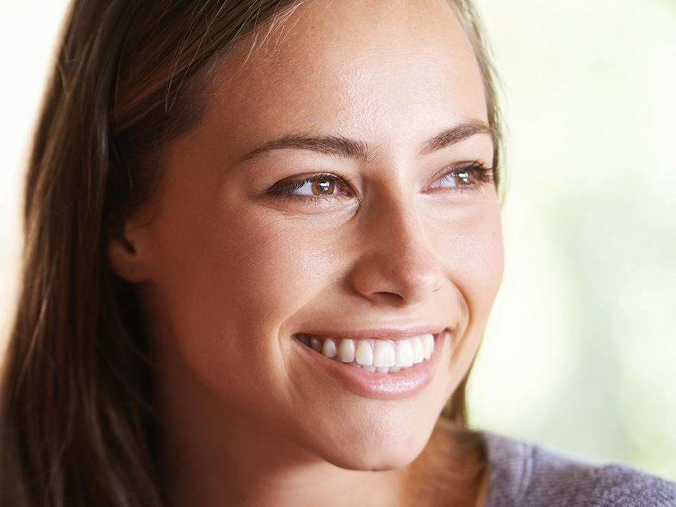 Lächelnde junge Frau