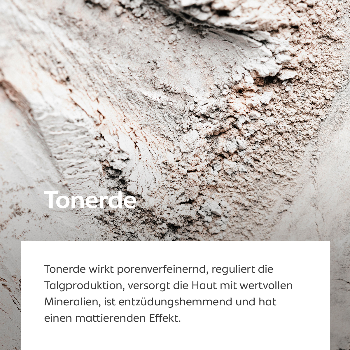 Feine, helle Tonerde-Struktur in Nahaufnahme, Symbol für porenverfeinernde und klärende Wirkung