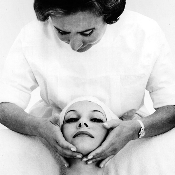 Gertraud Gruber behandelt eine Frau