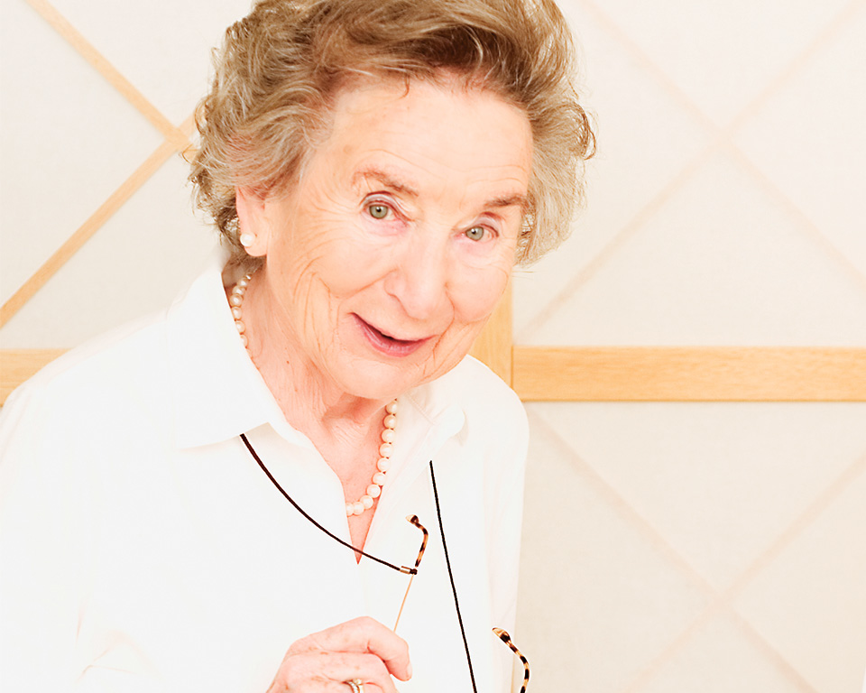 Gertraud Gruber blickt in die Kamera